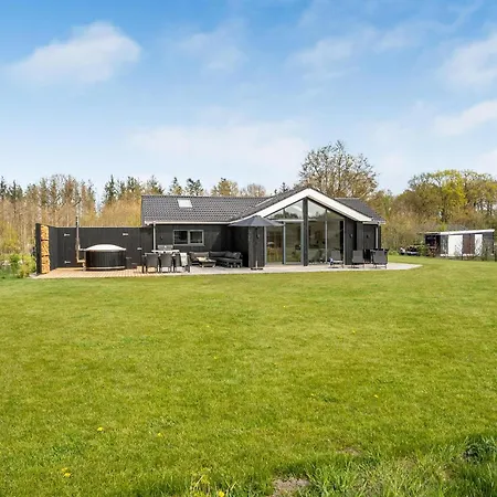 Dom wakacyjny Lovely In With Kitchen